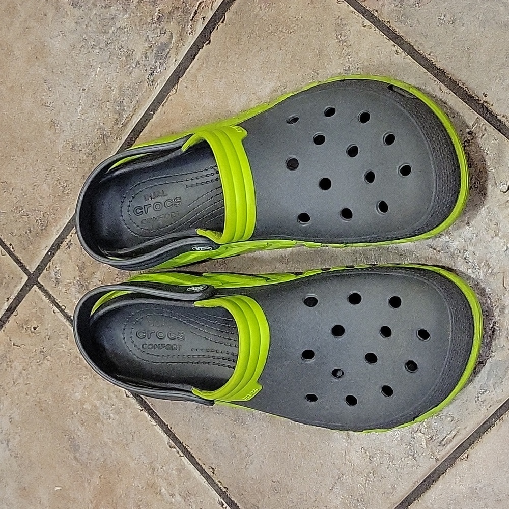 CROCS traditional style Men's 10, Women's 12